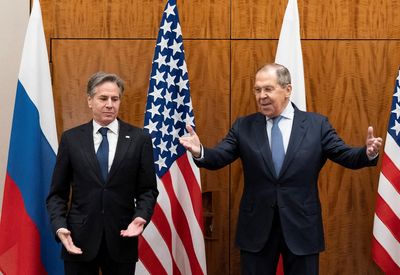 US and Russia try to lower temperature as Ukraine tensions simmer