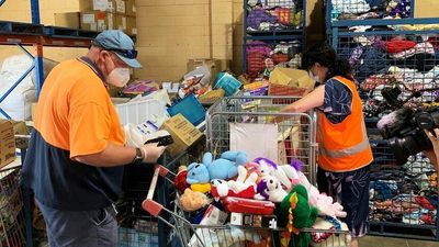 RAT kits shortage hits Queensland's community services hard as COVID-19 Omicron peak nears