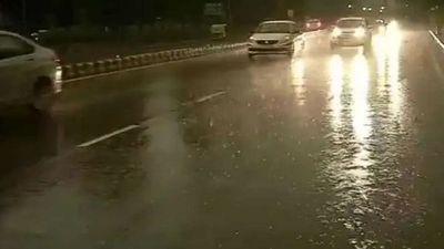 Delhi wakes up to light rain, minimum temperature drops to 10 degrees Celsius