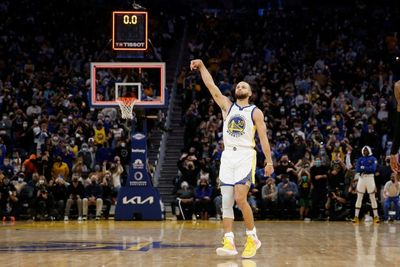 Curry buzzer-beater lifts Warriors as Lakers, Nets win