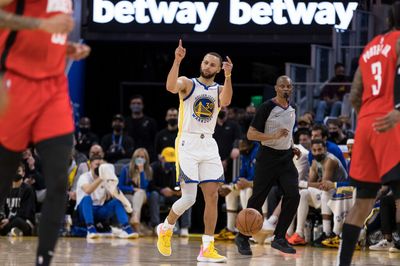 Watch: Steph Curry hits first career game-winning buzzer-beater with jumper vs. Rockets