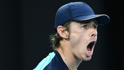 Alex de Minaur secures Australian Open fourth-round berth after straight-sets win over Pablo Andujar