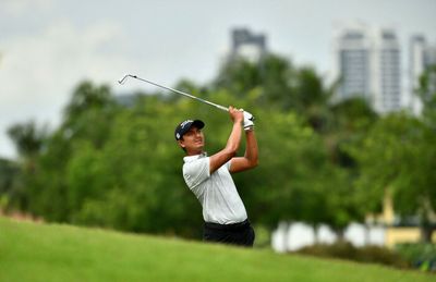 Sadom tied for Singapore Open lead