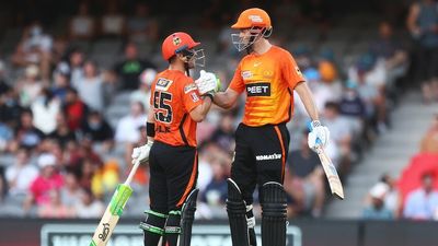 Perth Scorchers into BBL final after defeating Sydney Sixers in Melbourne
