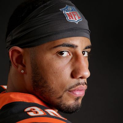 Ryan Tannehill throws pick on first play of Bengals-Titans