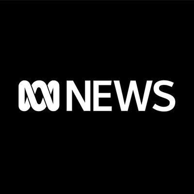 Esperance swimmers stranded as large white shark cruises past popular jumping spot