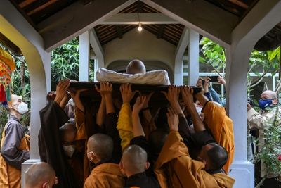 Thousands mourn Buddhist monk who brought mindfulness to the West