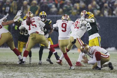 Packers’ special teams implosion ends with 10 men on field for Robbie Gould’s game-winning field goal