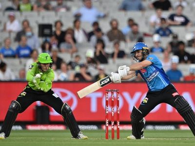 Strikers set Thunder 185 to win BBL clash