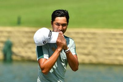 Sadom fends off chasing pack to win Singapore Open