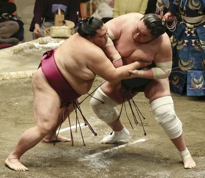 Mitakeumi stuns Terunofuji for New Year title, clinches promotion to ozeki