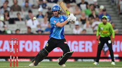 Adelaide Strikers one win away from Big Bash final after six-run victory over Sydney Thunder