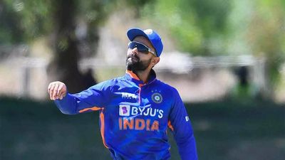India vs South Africa, 3rd ODI: Virat Kohli brutally trolled for 'chewing gum' during national anthem