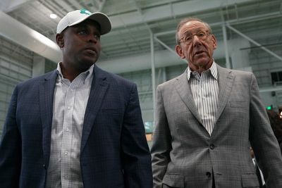 Dolphins’ first-round pick falls again after 49ers’ win vs. Packers
