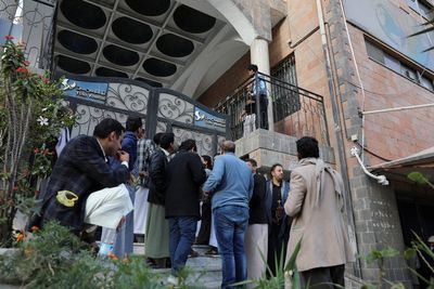 Yemenis struggle without internet for third day after air strikes