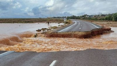 Roxby Downs cut off after outback floodwaters, rain wash out highway to remote mining town