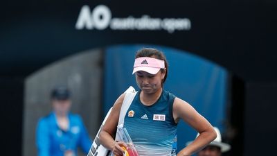 Peng Shuai t-shirt fundraiser reaches $10,000 goal as former and current players criticise Tennis Australia