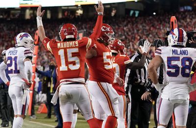 Patrick Mahomes, Josh Allen trade incredible second-quarter TD passes