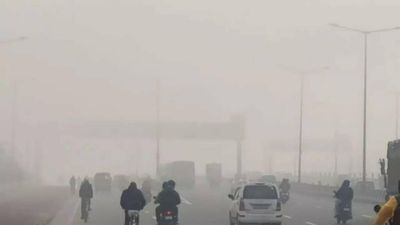 Delhi wakes up to dense fog, isolated rainfall predicted on Monday