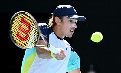 De Minaur exits Australian Open in frustrating straight-sets loss to Sinner