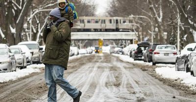 Two inches of snow falls on Chicago, to be followed by coldest temps of season