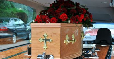 People fiercely divided after woman kicks dad's girlfriend out of his funeral