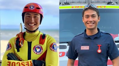 Lifesavers help Victorian paramedics in pandemic peak as surge workforce