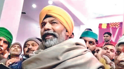 After Naresh, now Rakesh Tikait calls for 'anti-BJP' vote in Aligarh