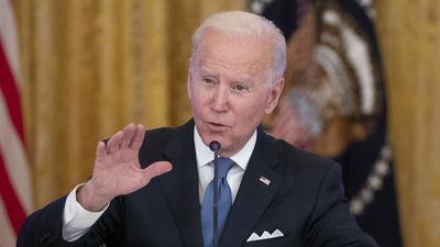 Axios-Ipsos poll: Biden's free COVID tests and masks are popular, but they're not helping him