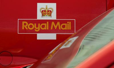 Royal Mail to cut 700 managers after Omicron delivery crisis