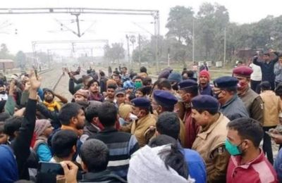 Railway job aspirants turn violent in Bihar, disrupt train traffic