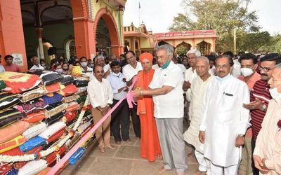 NSS volunteers collect 300 bags of rice, donate 101 bags to Siddharoodh Mutt