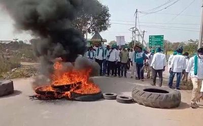 Turmeric farmers obstruct convoy of BJP MP