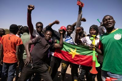 Burkina junta faces worldwide criticism but wins popular support