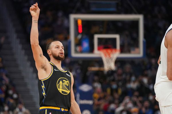 Curry and Warriors rout Mavericks 130-92
