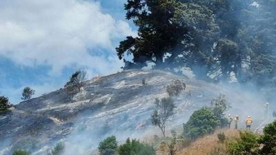 Firefighters contain blaze at Mount Gambier's iconic Crater Lakes but fire bombers continue