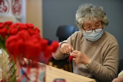 Shanghai grannies knit love and pride into Olympic bouquets