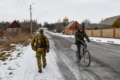 Ukraine's front line: Where lives turn on distant decisions