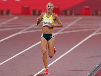 Rayner, Davies win national 10,000m titles