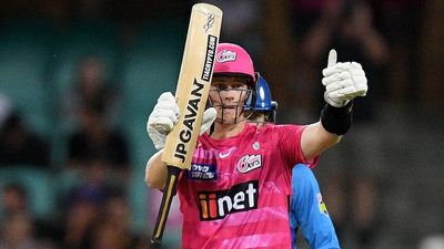 Sydney Sixers score four-wicket win over Adelaide Strikers to qualify BBL final