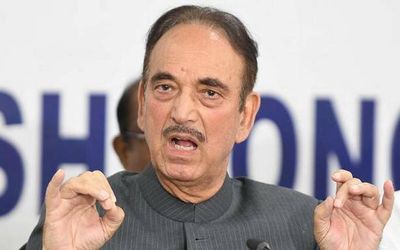 Padma honour to Ghulam Nabi Azad divides Congress