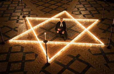 600 candles lit to remember victims of the Holocaust and other genocides