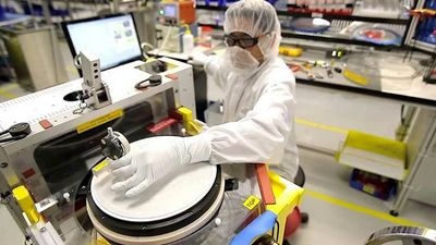 Chip Gear Maker Lam Research Sinks On Mixed Results, Weak Outlook