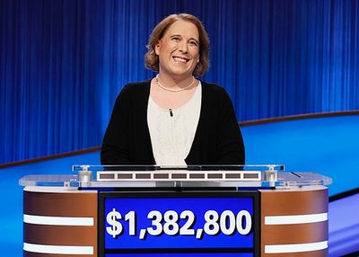 'Jeopardy!' champ Amy Schneider opens a new chapter for show