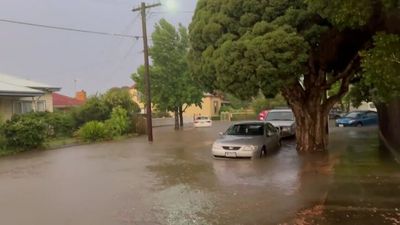 Thunderstorm cluster approaches Melbourne as thousands of Victorians remain without power