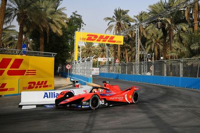 Diriyah E-Prix: Rowland tops first practice of 2022, de Vries crashes