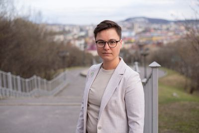 Navalny activist flees Russia as top aides report threatening letters