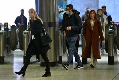 Londoners left divided over masks as Plan B rules relaxed