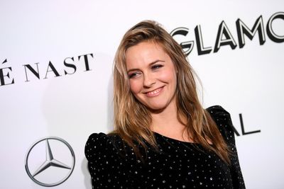 Alicia Silverstone gives body-shaming photo the middle finger: ‘I think I look good’