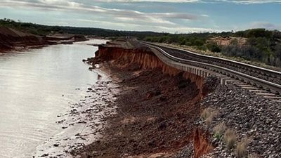 Rail repairs could take weeks after outback flooding, Stuart Highway remains closed